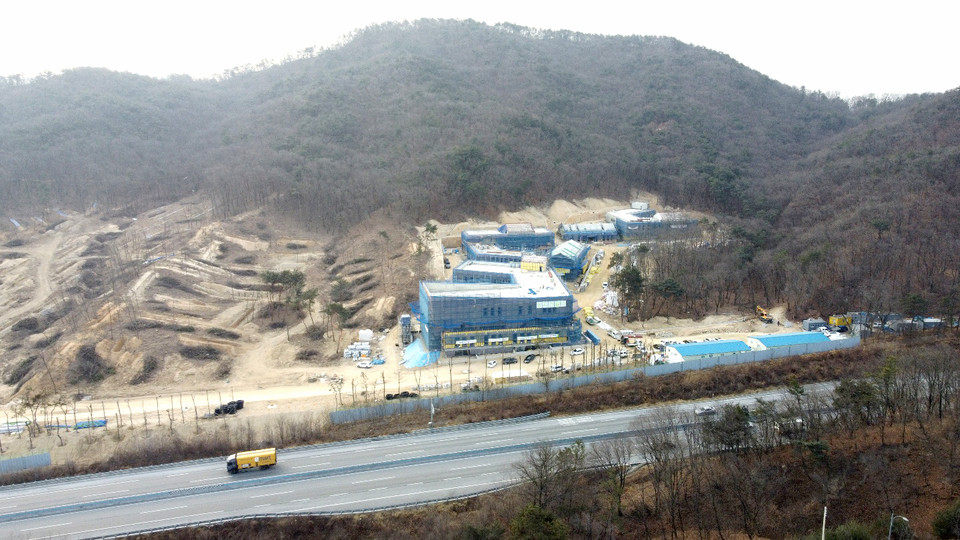경기도가 추진한 ‘반려동물테마파크’가 3월 준공 후 운영 조례 제정, 민간 운영 주체 공모 등을 거쳐 이르면 올 상반기에 개장돼 본격 운영될 전망이다. 사진은 16일 오전 여주 상거동에 위치한 ‘경기도 반려동물테마파크’ 현장 전경. 사진 앞 도로는 영동고속도로.  (사진=김유정 기자)