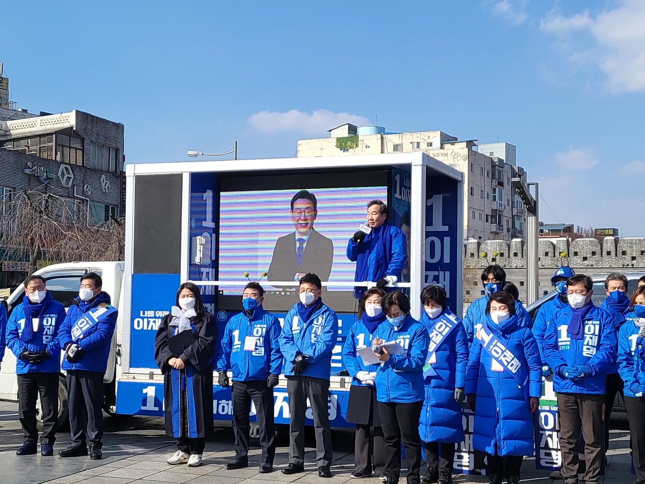16일 오후 2시께 수원시 팔달구 지동교 앞에서 이낙연 중앙선대위 총괄선대위원장이 이재명 후보에 대한 지지를 호소하고 있다. (사진=권영복 기자)