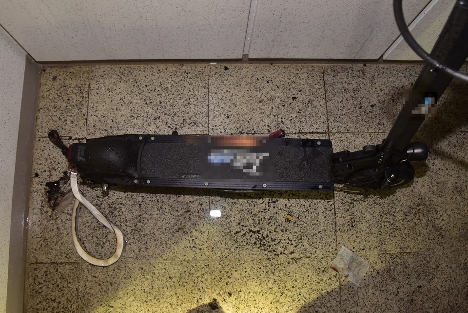 지난 14일 오전 0시49분께 평택시 고덕면의 공동주택에서 충전 중이던 킥보드 배터리에서 불이 났다. (사진제공=경기도소방재난본부)