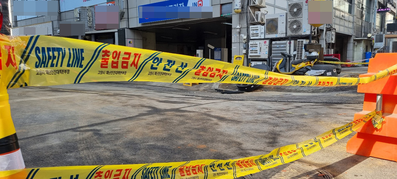 26일 오전 11시 15분께 지반침하로 붕괴 우려가 일었던 고양시 일산동구의 한 상가건물에 출입금지 안전선이 설치돼 있다. (사진=이종훈 기자)