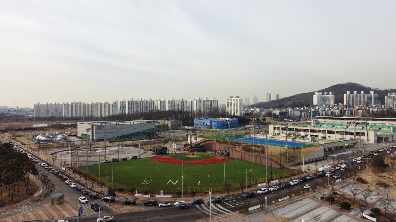 인천 연수구 선학경기장 드라이브스루 임시선별검사소에 검사를 받기 위한 차량 행렬이 경기장 주변으로 길게 이어져 있다. 17일 오전 10시 인천시가 발표한 코로나19 현황에 따르면 모든 10개 구·군에서 7238명의 확진자가 발생했다. (사진=남용우 선임기자)