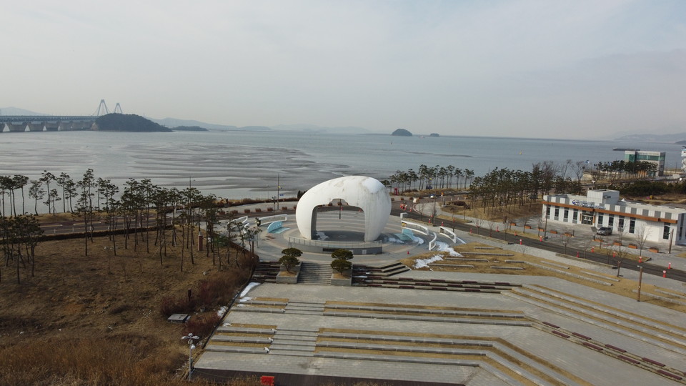 환경 문제 등의 이유로 6년 동안 답보 상태였던 경인아라뱃길~한강 유람선 운항이 서울시 입장변화로 재개 가능성이 제기되면서 경인아라뱃길을 활용한 관광 인프라 확대에 대한 지역사회의 기대감이 커지고 있다. 사진은 경인아라뱃길 정서진 전경. (사진=이복수 기자)
