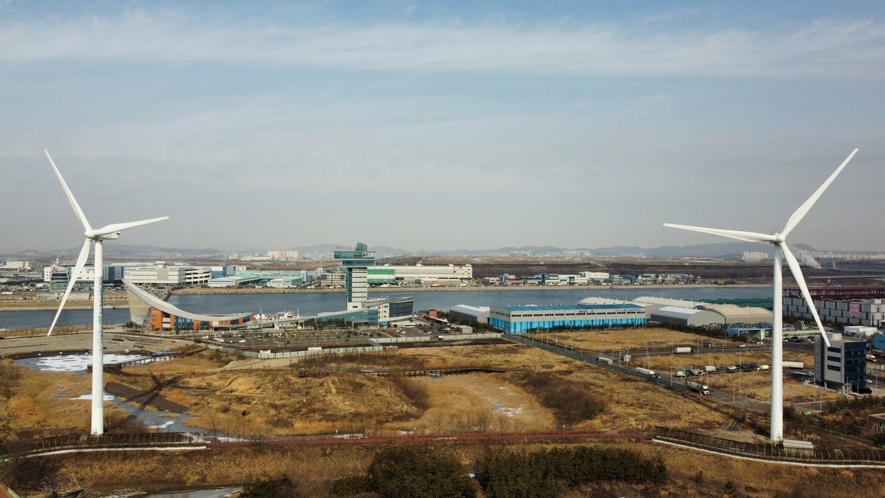 환경 문제 등의 이유로 6년 동안 답보 상태였던 경인아라뱃길~한강 유람선 운항이 서울시 입장변화로 재개 가능성이 제기되면서 경인아라뱃길을 활용한 관광 인프라 확대에 대한 지역사회의 기대감이 커지고 있다. 사진은 경인항 일대 전경. (사진=이복수 기자)