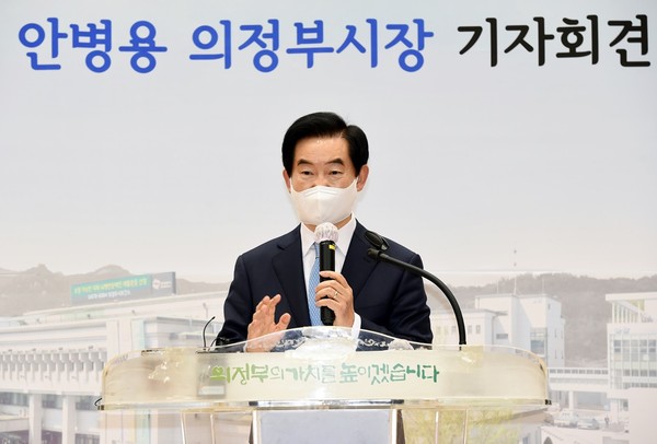 안병용  의정부시장이 21일 오후  ‘경기도교육감 불출마’ 기자회견을 열고 있다. (사진제공=의정부시청)