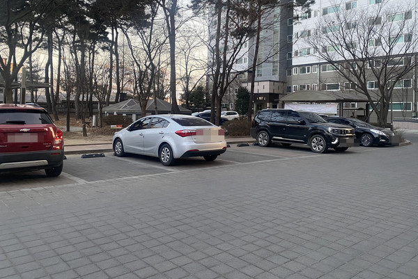 60대 여성 운전자가 아파트 단지 내 주차장에서 후진 주차하던 중 70대 청소근로자를 치었다. 사진은 기사와 관련없음. (사진=중앙신문DB)