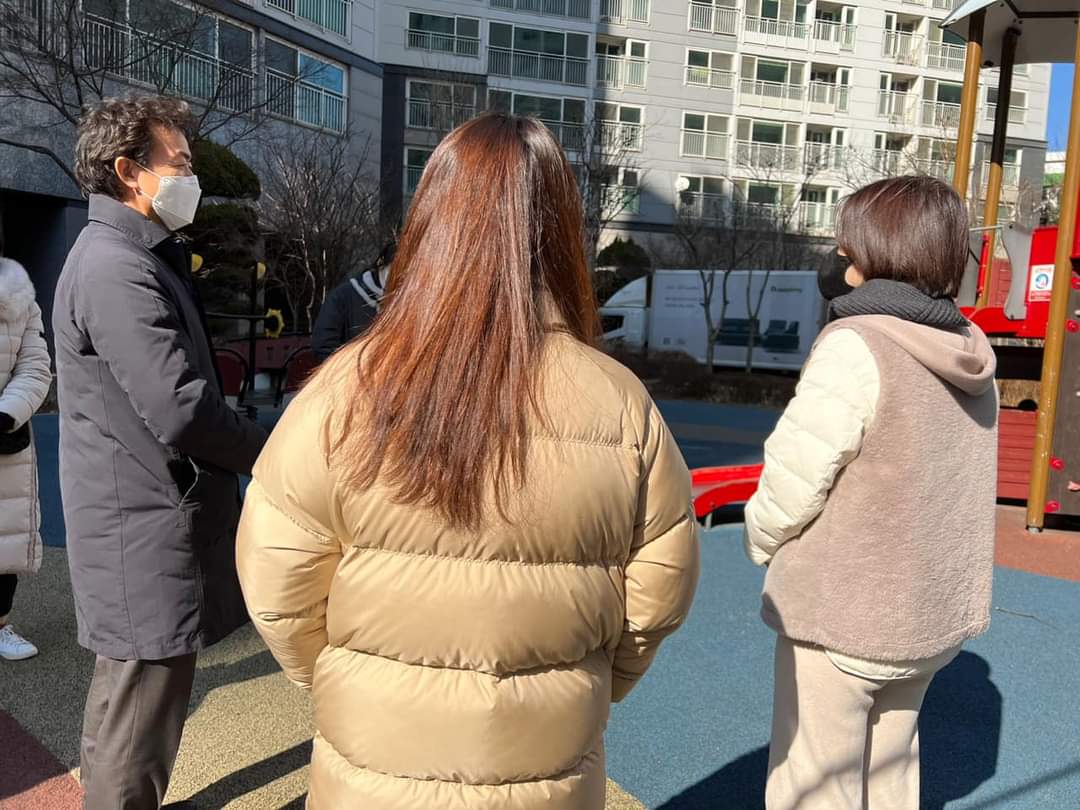 김종천 과천시장이 3단지 놀이터에서 만난 아이어머니들과 어린이집 공급 문제에 대해 이야기 나누고 있다. (사진=김종천 과천시장 페이스북)