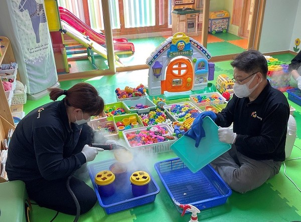파주시는 ‘오미크론’ 감염 등에 따른 보육 공백을 최소화하고, 보육 교사의 사기진작과 보육의 질을 높이기 위해 관내 390개 어린이집에 일급형 대체 교사를 확대 지원키로 했다. (사진제공=파주시청)
