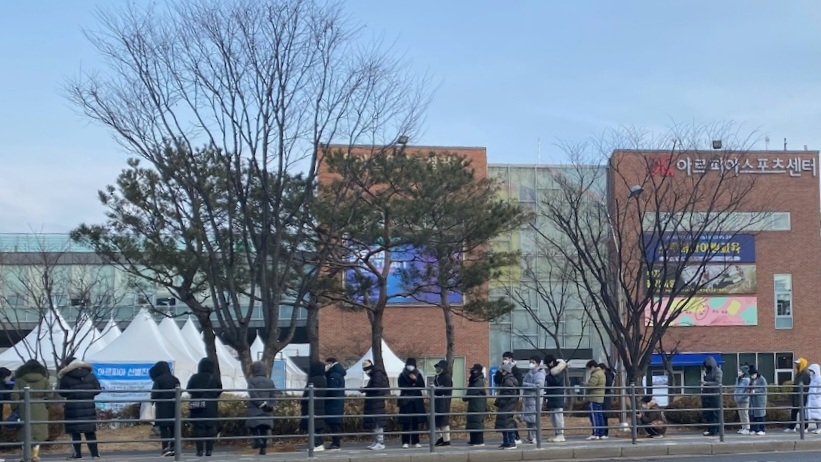 28일 오전 용인시 수지구보건소 앞에 코로나19 신속항원검사를 받기 위해 시민들이 줄서있다. 28일 오전 10시 경기도가 발표한 코로나19 현황에 따르면 모든 31개 시·군에서 3만7258명의 확진자가 발생했다. (사진=허찬회 기자)