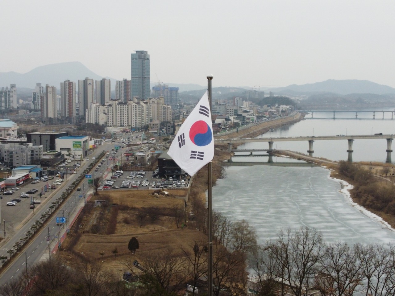 28일 오후 3시 양평군 물안개공원에 설치된 태극기가 바람에 펄럭이고 있다. (사진=장은기 기자)