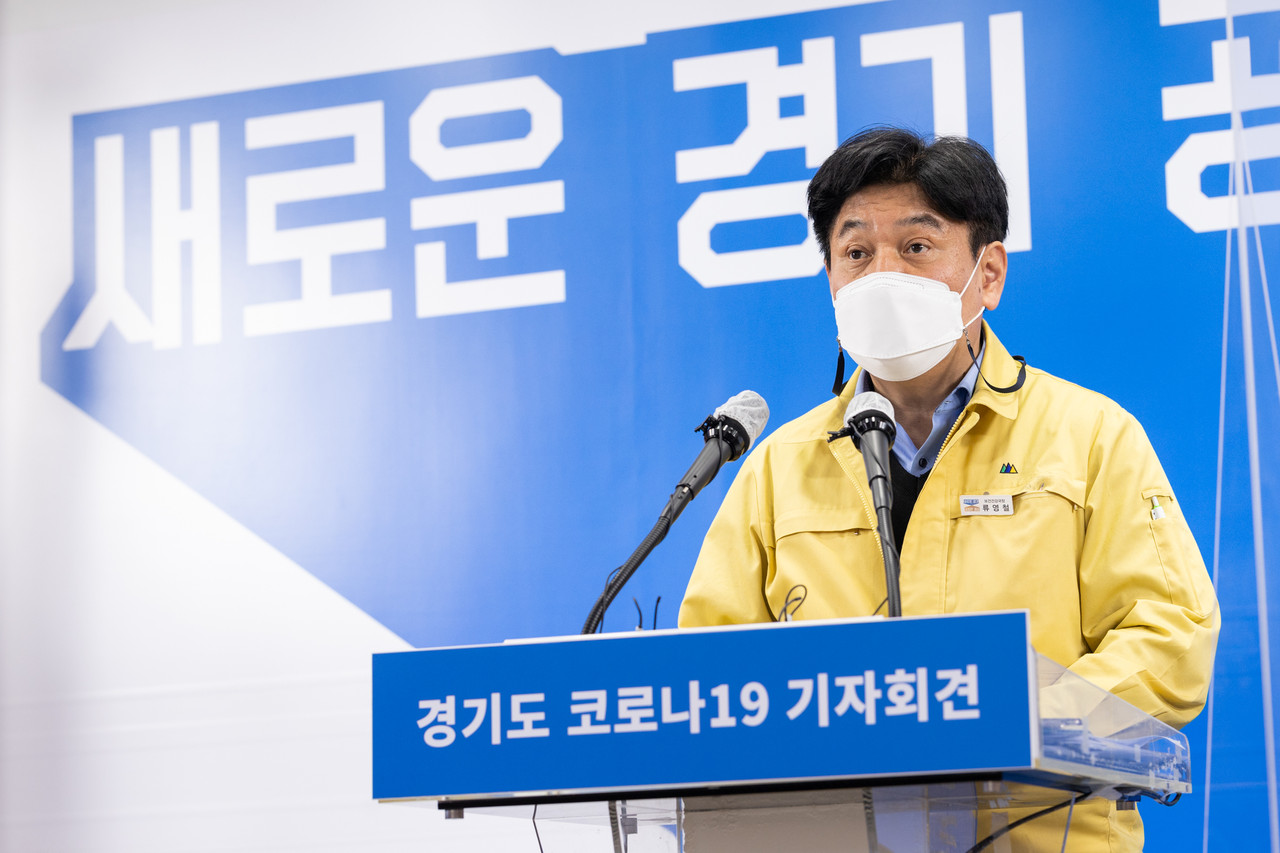 류영철 경기도 보건건강국장은 2일 정례 기자회견을 열고 코로나19 확진자 중 특수환자 치료를 위해 1515개의 특수병상을 확보했다고 설명하고 있다. (사진제공=경기도청)