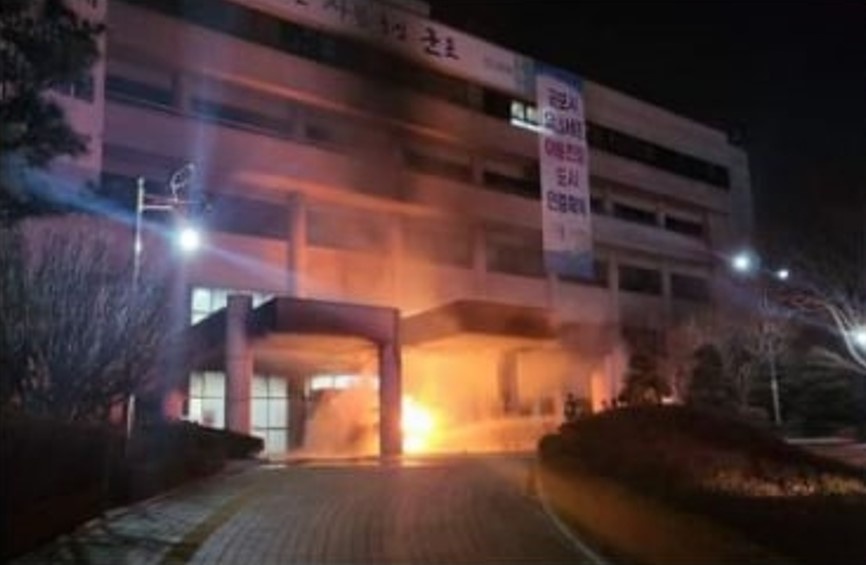 민원처리에 대한 불만으로 군포시청사에 불을 지른 70대 남성이 경찰 조사를 받고 있다. (사진제공=경기도소방재난본부)