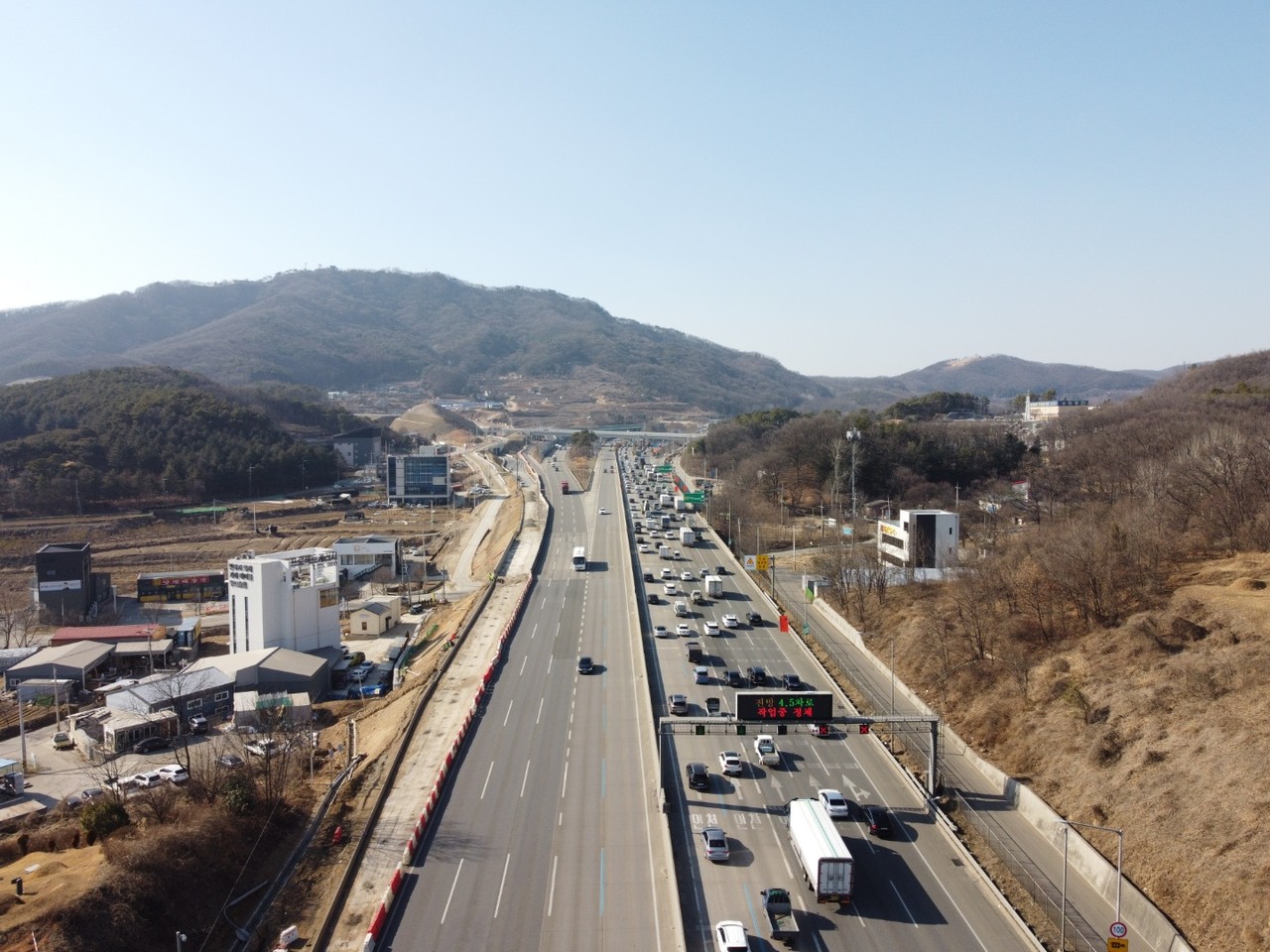 ​​​​​​​3일 오후 3시 30분께 영동고속도로 상행선 마성터널 인근이 4·5차로 공사로 인해 차량 정체를 빚고 있다. (사진=허찬회 기자)