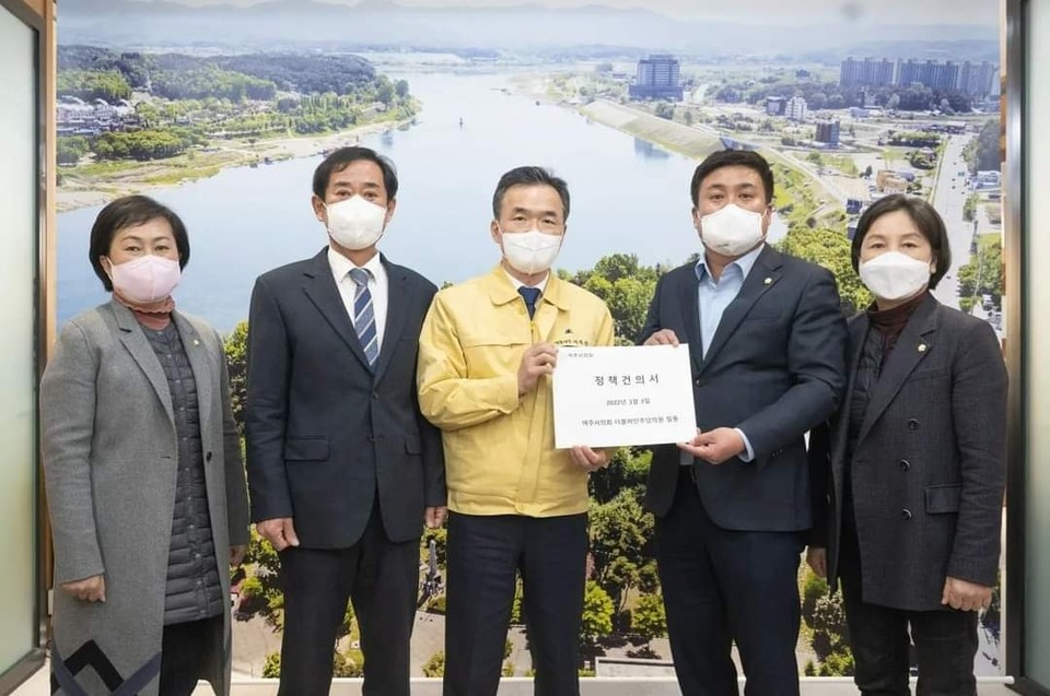 여주시가 계속되는 사회적거리두기로 인해 어려움을 겪고 있는 소상공인과 자영업자들에게 ‘2차 소상공인 경영안정지원금’을 지급하기로 결정했다. 이번 지원금 지금 결정은 여주시의회 더불어민주당 소속 의원들이 이항진 여주시장에게 정책건의로 이루어졌다. (사진=이항진 시장 페이스북)
