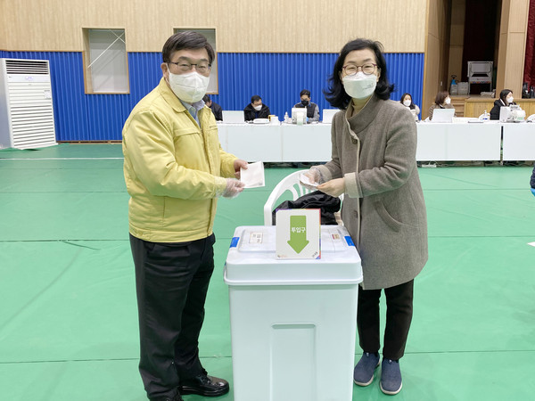 제20대 대통령 선거 사전 투표 첫날인 4일 신동헌 광주시장은 광주시 오포읍 양촌길 89-12 오포 공설운동장 다목적 실내체육에 마련된 사전투표소를 찾아 한 표를 행사했다. (사진=장은기 기자)
