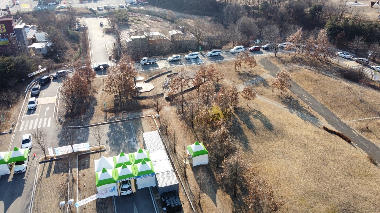 경기도 친환경농수산물유통센터 제2주차장 드라이브스루 임시선별검사소에 검사를 받기 위한 차량 행렬이 길게 이어져 있다. 21일 오전 10시 경기도가 발표한 코로나19 현황에 따르면 모든 31개 시·군에서 2만6779명의 확진자가 발생했다. (사진=장은기 기자)