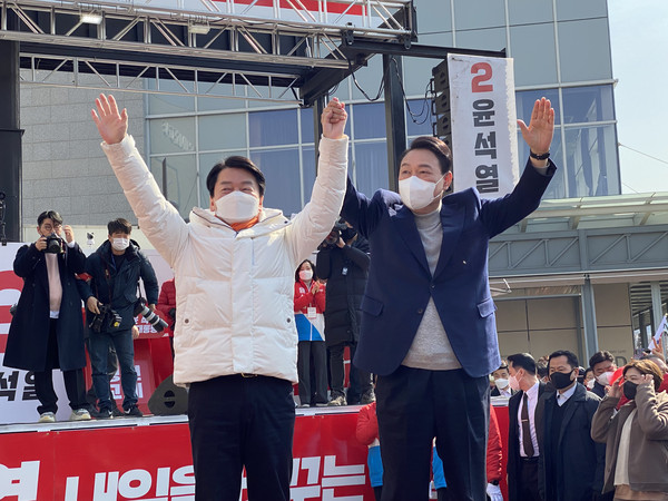 윤석열 국민의힘 대선 후보(오른쪽)가 7일 하남시 스타필드하남 앞 유세 현장에서 안철수 국민의당 대표와 지지를 호소하고 있다. (사진=장은기 기자)