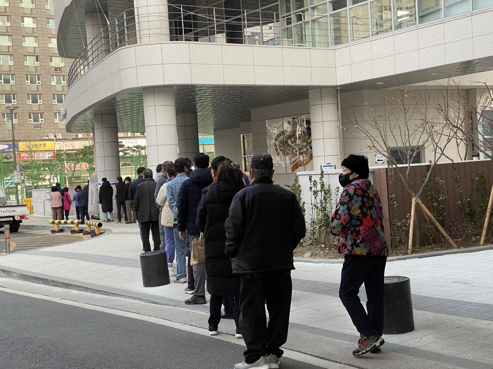 제20대 대통령 선거 사전투표 첫날인 4일 오전9시께 하남시청 별관에 마련된 투표소에 사전투표를 하기위한 시민들의 발길이 이어지고 있다. (사진=장은기 기자)