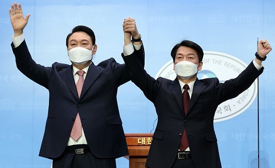 윤석열 대통령 당선인과 국민의당 안철수 대표와 지난 11일 공식 만남을 가졌으나, 대통령직인수위원회 위원장 인선에 대한 논의가 없었던 것으로 밝혀져 배경에 관심이 쏠리고 있다. (사진=중앙신문DB)