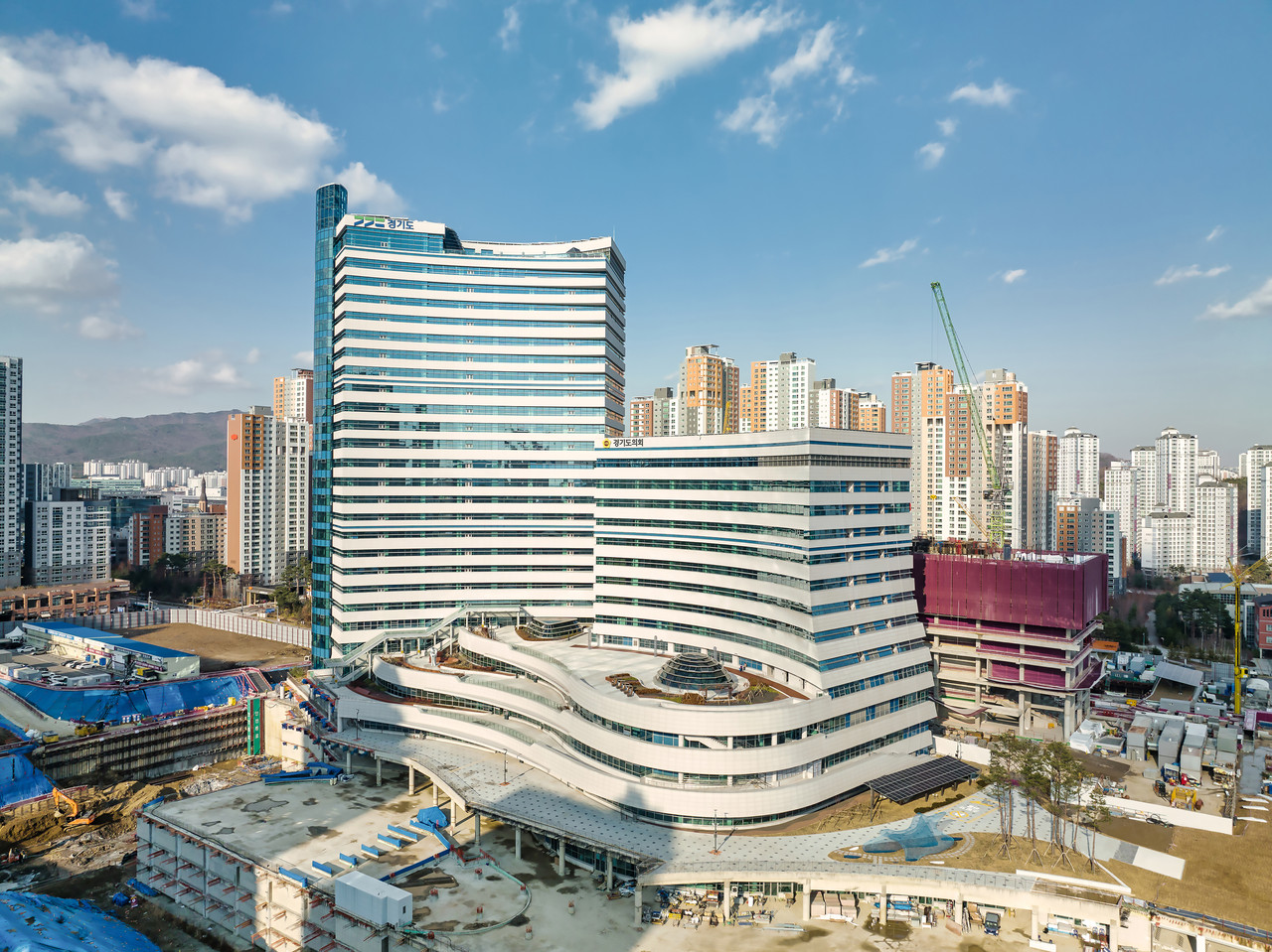 경기도청이 55년 만에 수원 팔달산 시대를 마치고 오는 5월 30일부터는 수원 광교 신청사로 공식 이전한다. 사진은 경기도 신청사 전경. (사진제공=경기도청)