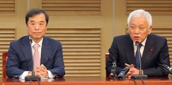 윤석열 대통령 당선자는 14일 국민통합위원장과 지역균형발전특위 위원장을 임명하고, “국민이 기회의 불이익 갖지 않도록 해달라”고 당부했다. 사진 왼쪽부터 김병준·김한길 위원장. (사진=중앙신문DB)