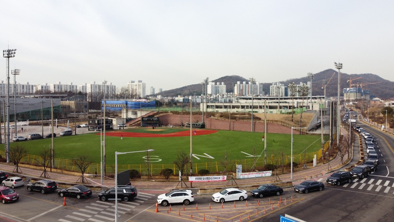 인천 연수구 선학경기장 드라이브스루 임시선별검사소에 검사를 받기 위한 차량 행렬이 경기장 주변으로 길게 이어져 있다. 16일 오전 10시 인천시가 발표한 코로나19 현황에 따르면 모든 10개 구·군에서 5822명의 확진자가 발생했다. (사진=남용우 선임기자)