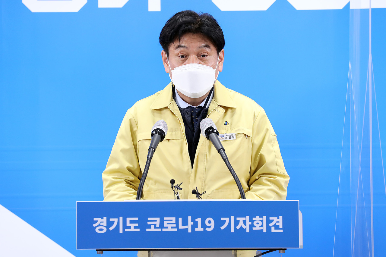 11일 오후 류영철 경기도 보건건강국장이 60세 이상 3차 접종률이 높아지면서 60세 이상 신규 확진자 비율이 대폭 감소했다고 설명하고 있다. (사진제공=경기도청)