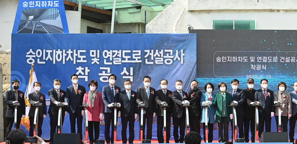 박남춘 인천시장이 15일 중구 율목동에서 열린 '숭인지하차도 및 연결도로 건설공사 착공식'에서 주민 등 참석자들과 발파버튼을 누르고 있다. (사진제공=인천시청)