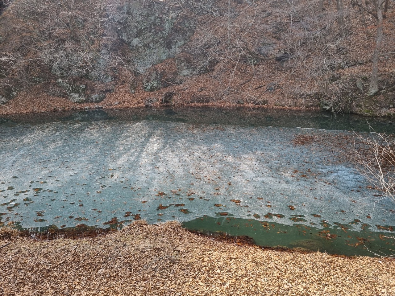 16일 오후 2시께 포근한 날씨가 이어지고 있지만, 양평용문산관광단지 주차장 옆 계곡에 언 얼음이 아직도 그대로 남아 있다. (사진=장은기 기자)