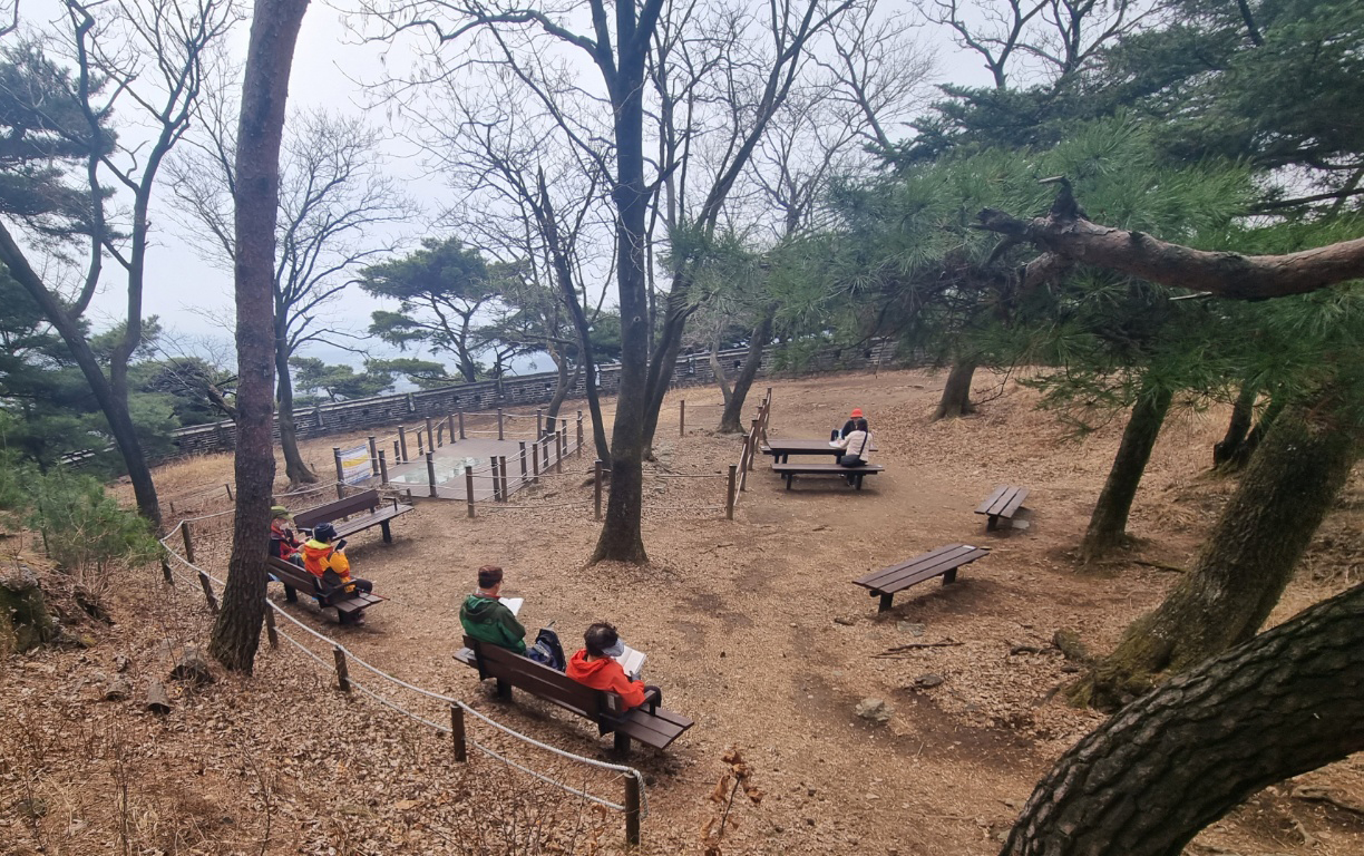 17일 오후 1시20분께 광주시 남한산성 수어장대 쉼터에서 한 노부부가 독서 삼매경에 빠져있다. (사진=장은기 기자)