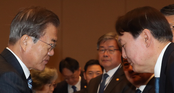 문재인 대통령은 18일 윤석열 대통령 당선인에게 가급적 빠른 시일 내에 격의없이 허심탄회하게 대화하는 자리를 갖자고 제의해 주목된다. (사진=중앙신문DB)