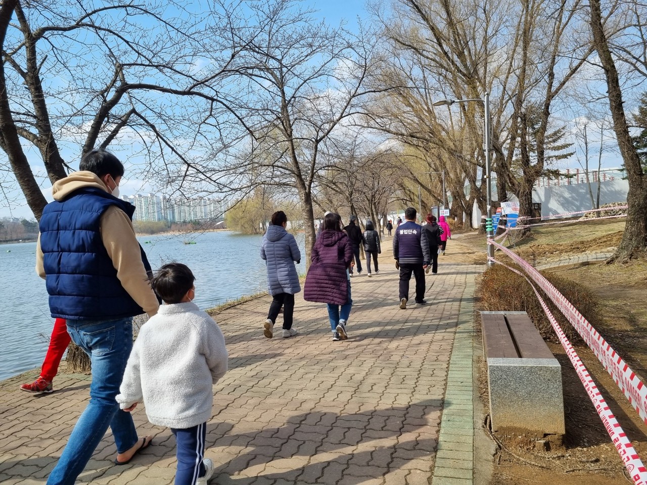 20일 오후 3시께 수원 일월공원이 휴일을 맞은 시민들로 북적이고 있다.  (사진=권영복 기자)