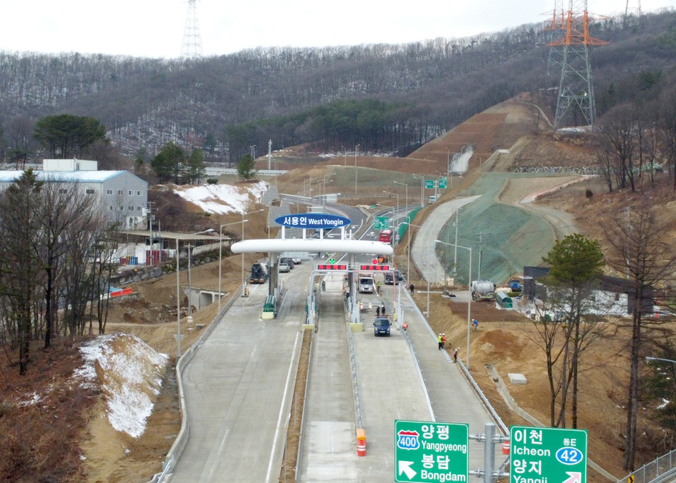 화성 동탄신도시와 오산시에서 용인을 거쳐 광주시(곤지암)을 잇는 수도권 제2순환고속도로 화성~광주 구간이 21일 0시를 기해 개통된다. 사진은 20일 오후 마무리 공사가 한창인 서용인IC 전경. (사진=허찬회 기자)