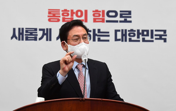 국민의힘 정우택 의원이 2주택자의 양도소득세 비과세 혜택 기간을 비규제지역 수준에 맞추는 내용의 법안을 발의해 귀추가 주목된다. 사진은 정 의원이 법안 발의 배경을 설명하고 있는 모습. (사진=중앙신문DB)