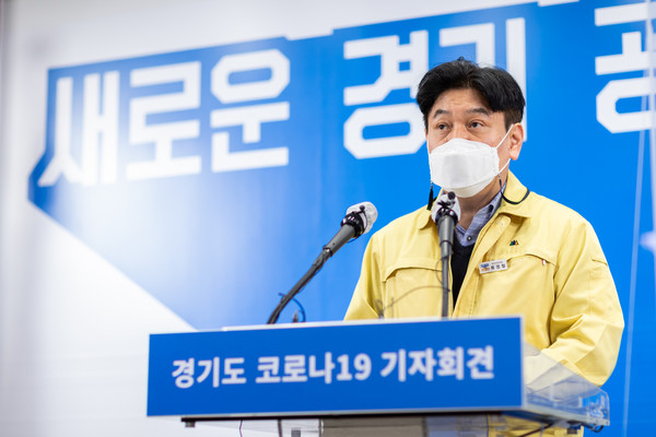 22일 오후 경기도청 브리핑룸에서 류영철 보건건강국장이 비대면 온라인 중계 방식으로 경기도 코로나19 대응 관련 정례 기자회견을 하고 있다. (사진제공=경기도청)