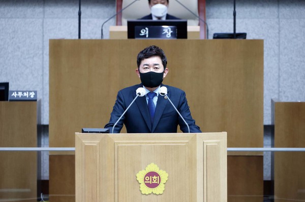 박근철 대표의원이 22일 열린 제358회 임시회 1차 본회의에서 제10대 경기도의회 마지막 교섭단체 대표연설을 하고 있다.