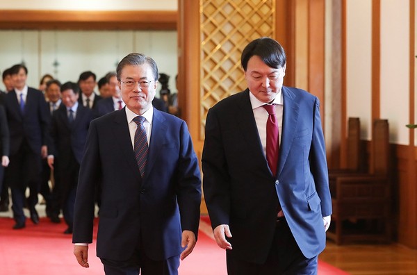 문재인 대통령과 윤석열 당선자 간 ‘회동’에 비상한 관심이 쏠리고 있는 가운데 이번엔 한국은행 후임 총재 인선을 두고 날센 반응을 보여 주목된다. (사진=중앙신문DB)