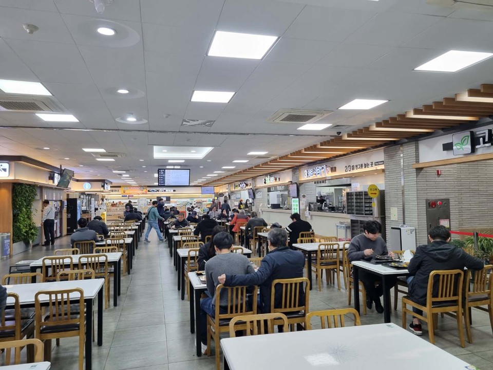 코로나19 확진자가 완만하게 줄어들면서 28일 낮 1시께 영동고속도로 상행선 안성휴게소 내 식당가를 찾은 손님들이 편안한 모습으로 대화하고 있다. (사진=김종대 기자)