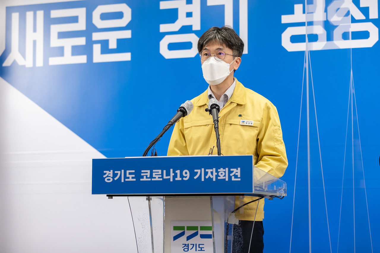 박건희 감염병관리지원단장이 경기도 코로나19 누적 확진자는 전체 인구의 24.7%로, 4명 중 1명은 감염된 것으로 나타났다고 설명하고 있다. (사진제공=경기도청)