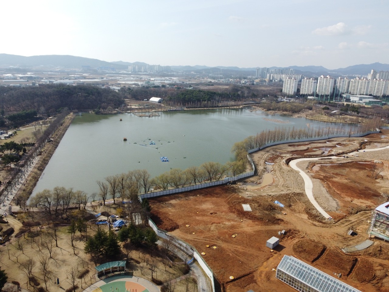 호수 바로 옆 황토색을 하고 있는 부분이 올해 준공을 목표로 추진되고 있는 축구장 14개 넓이인 10만1500㎡ 규모의 수원수목원 조성 공사장이다. (사진=김광섭 기자)