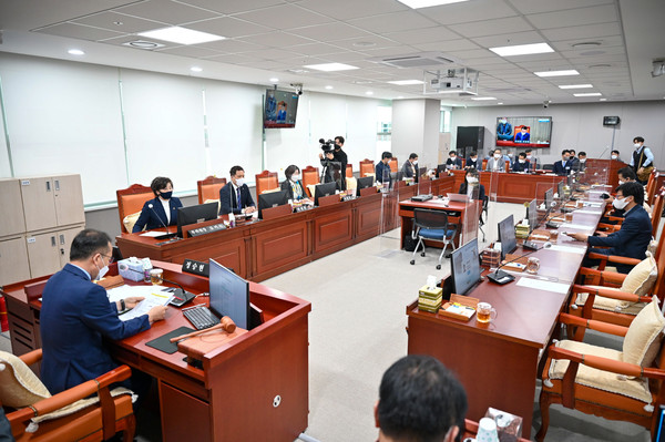 경기도의회 의회운영위원회는 30일 열린 경기도의회 제358회 임시회 제1차 의회운영위원회에서 ‘경기도의회 회의규칙 일부개정규칙안’을 포함한 5건의 안건을 심의·의결했다. (사진제공=경기도의회)
