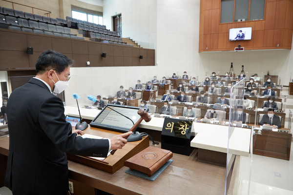 용인시의회 소속 시의원 29명의 재산 평균은 23억2398만원이었으며 전년대비 시의원 1인당 평균증가액은 3억8429만원인 것으로 나타났다. 사진은 용인시의회 본의회 회의 모습. (사진제공=용인시의회)