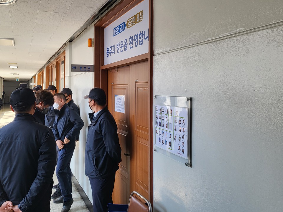 이재명 더불어민주당 전 대선 후보의 부인 김혜경씨와 관련 ‘경기도 법인카드 유용’ 의혹 사건에 대해 수사 중인 경찰이 오전 11시20분께 경기도청에서 압수수색을 벌이고 있다. (사진=김유정 기자)