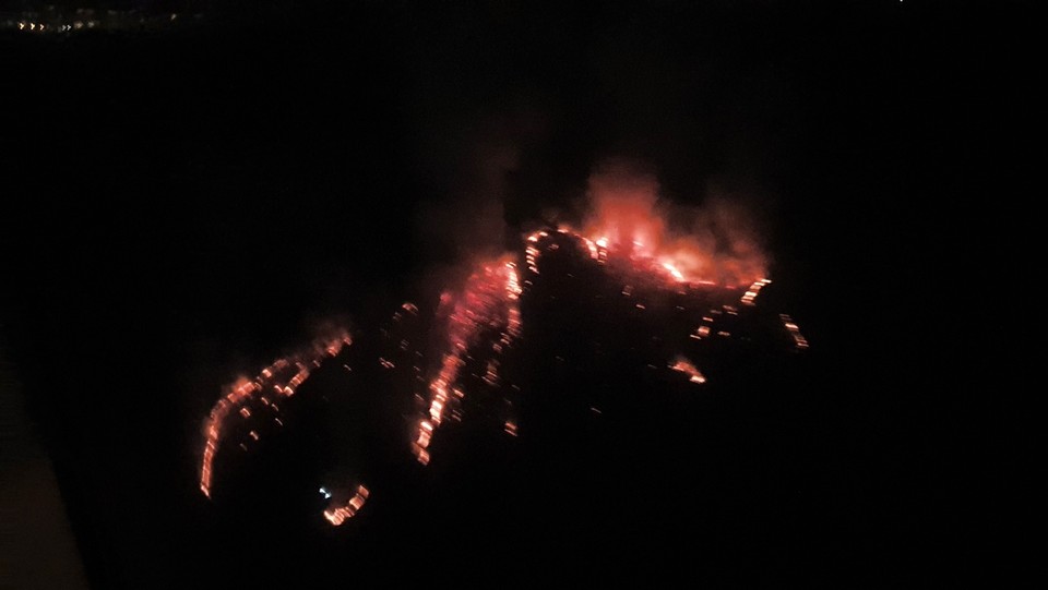 4일 오후 7시43분께 하남시 학암동 남한산성 인근 청량산에서 불이 나 소방과 산림 당국이 진화 중이다. (사진제공=경기도소방재난본부)