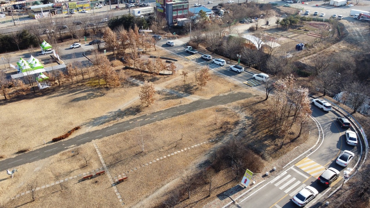 경기도 친환경농수산물유통센터 제2주차장 드라이브스루 임시선별검사소에 검사를 받기 위한 차량 행렬이 길게 이어져 있다. 18일 오전 10시 경기도가 발표한 코로나19 현황에 따르면 모든 31개 시·군에서 3만6511명의 확진자가 발생했다. (사진=장은기 기자)
