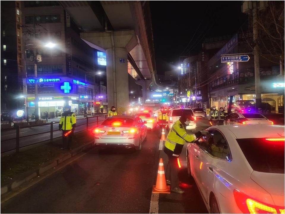 경기북부경찰청은 지난 24일 오후 9시부터 다음날 오전 0시까지 3시간 동안 경기북부 일대에서 음주단속을 실시한 결과 14명을 적발했다. 사진은 음주단속 모습. (사진제공=경기북부경찰청)