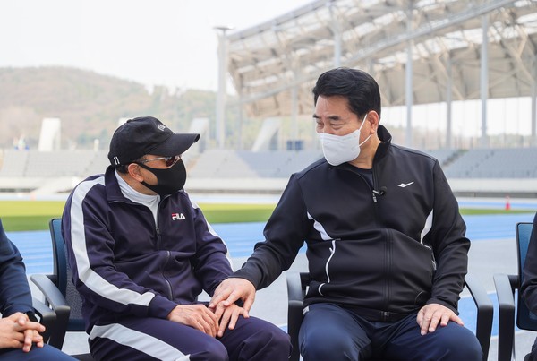 백군기 용인시장이 국민 마라토너 이봉주 선수에게 시가 개최하는 경기도체육대회 홍보대사를 제안했다. (사진제공=용인시청)