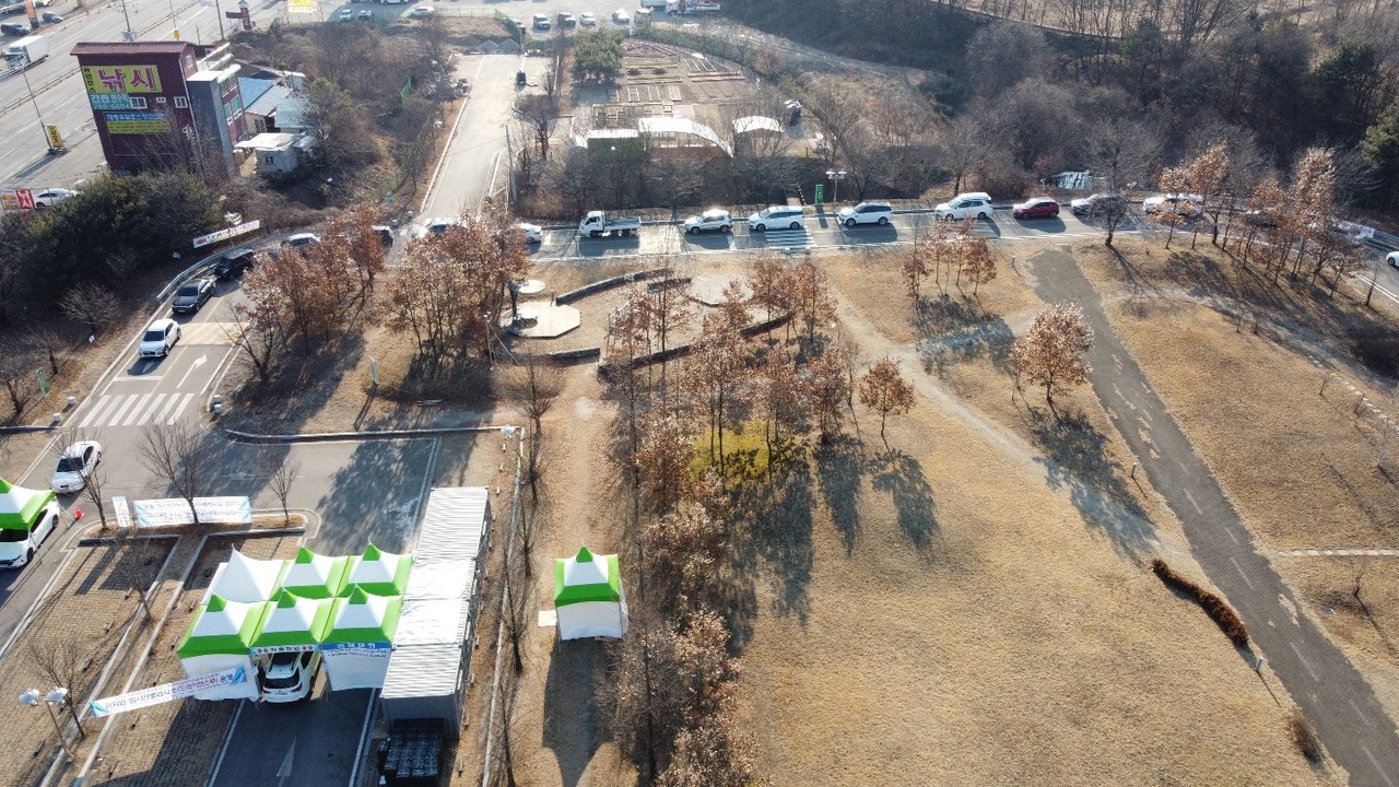 17일 오전 10시께 광주시 곤지암읍 경기도 친환경농수산물유통센터 제2주차장 드라이브스루 임시선별검사소에 검사를 받기 위한 차량 행렬이 길게 이어져 있다. 17일 오전 10시 경기도가 발표한 코로나19 현황에 따르면 모든 31개 시·군에서 2만8447명의 확진자가 발생했다. (사진=장은기 기자)