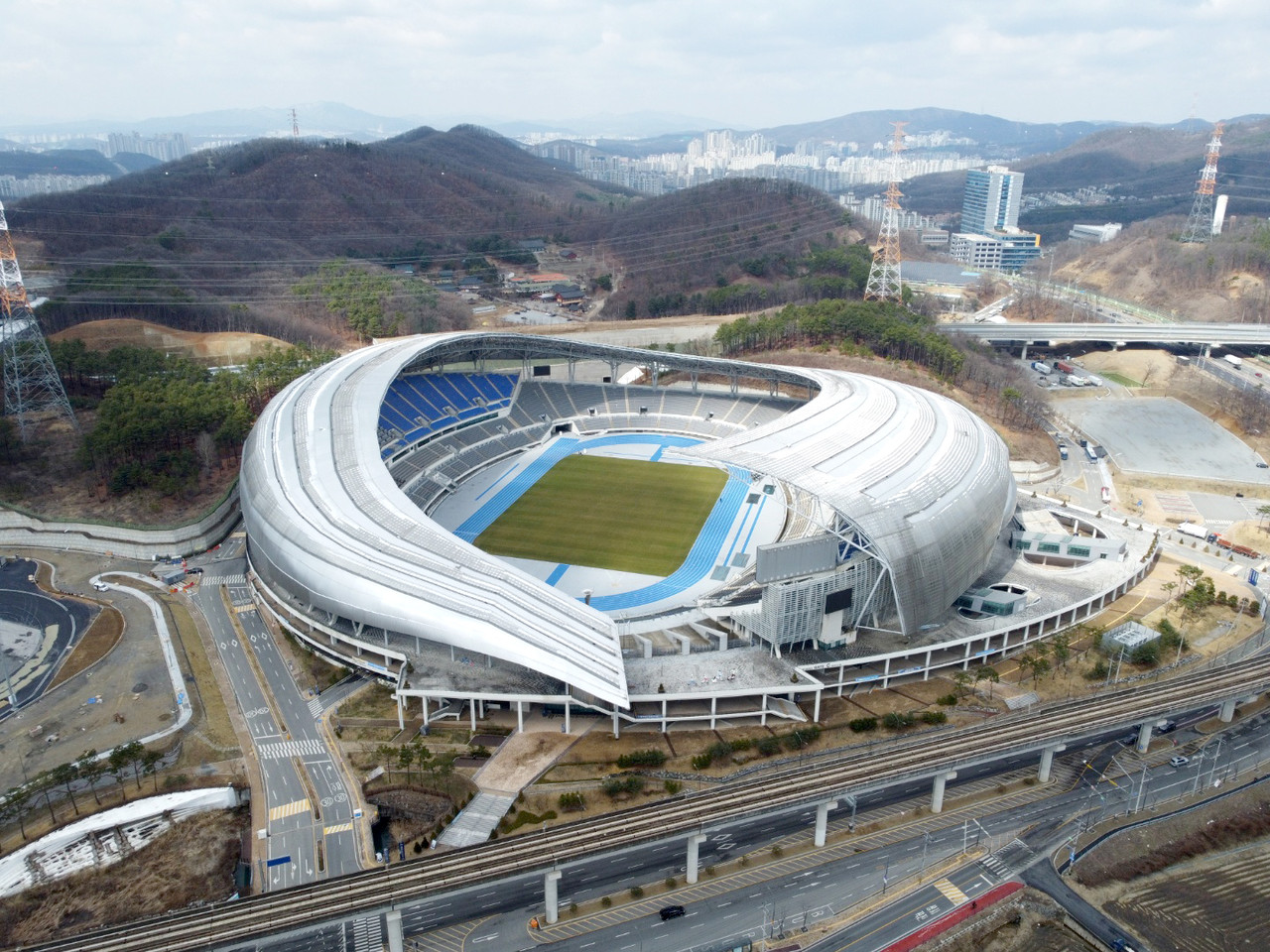 20일 오후 ‘제68회 경기도체육대회’ 개회식과 폐막식이 열릴 예정인 용인시 삼가동에 위치한 용인시민체육공원인 ‘용인미르스타디움’의 웅장한 모습. (사진=허찬회 기자)