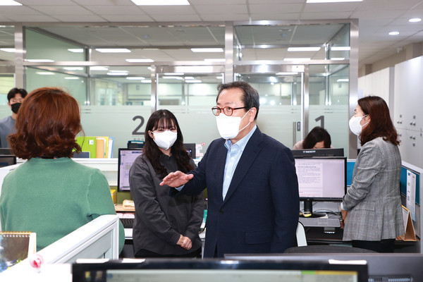 조광한 남양주시장은 13일 남양주보건소와 풍양보건소를 차례로 방문해 직원들의 노고를 격려했다. (사진제공=남양주시청)