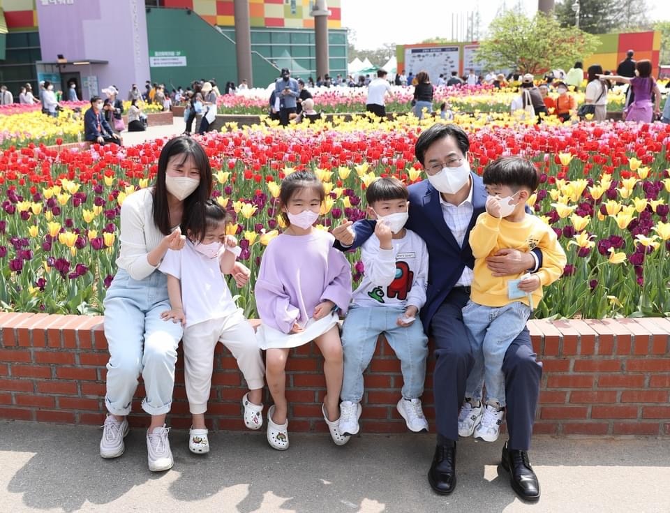 24일 오후 3시30분께 고양시 일산호수공원일원에서 열리고 있는 고양국제꽃박람회장을 찾은 더불어민주당 김동연 경기도지사 예비후보가 박람회에 참가한 아이들과 함께 기념촬영하고 있다. (사진=김동연 예비후보 페이스북)